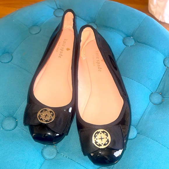 kate spade Shoes - Kate Spade New York Black Patent Leather Fontana Too with Golden Logo Flats sz 6